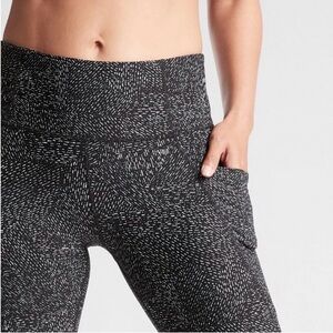 Athleta Salutation Stash Pocket Rainwater Tight Leggings Size Large